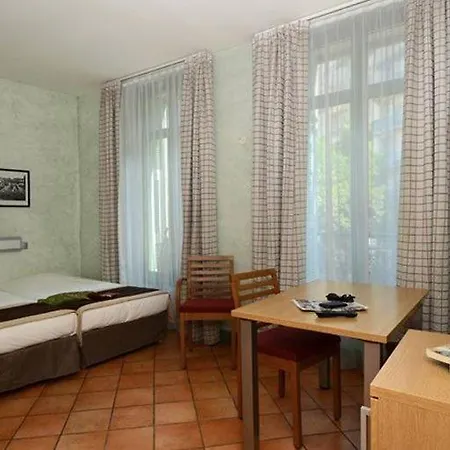 Holiday Park- S2